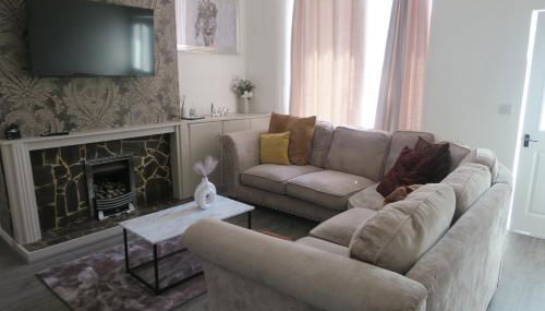 NEW 4 Bed house close to train station and town - Foto 4