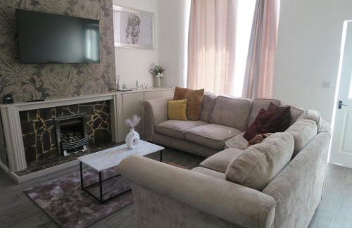 NEW 4 Bed house close to train station and town - Foto 4