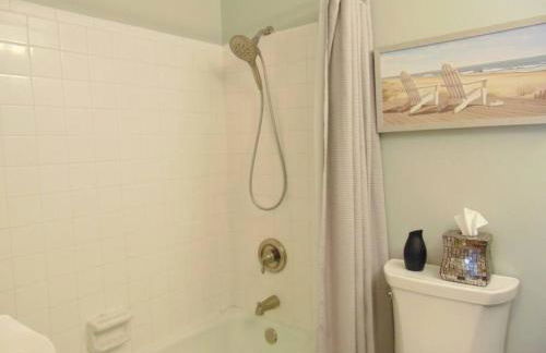 Q4 Professionally decorated upstairs beautiful soothing colors close to back pool - Foto 3