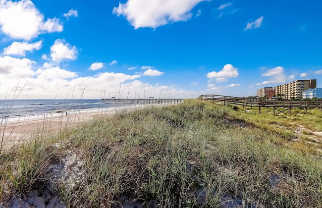 Newly Remodeled Oceanfront Condo with Salt Water Pool and Private Walkway to Beach by RedAwning - Foto 36