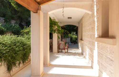 VILLA PHILIPPA - luxurious five-room villa - idyllic location - first row to the sea - spectacular view of the sea bay - unforgettable sunsets - 15 minutes from Supetar ferry port - free parking - private heated pool - Foto 50