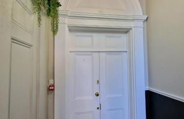 Stunning Hyde Park Home with Private Balcony & Lift Elevator Access - Foto 26