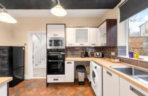 Spacious 6-Bed with Pool Table Desks in every room - Foto 15