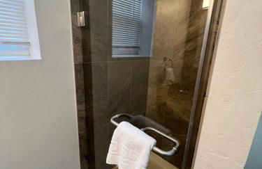 Miners Cabin at Base Camp Lodging Company - Foto 8