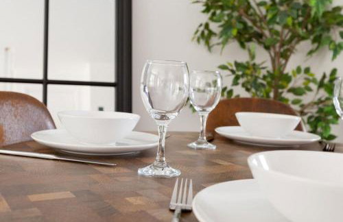 Runcorn Spacious Modern 3 bedroom House, 4 beds, On site Parking, Long stay deals - Foto 9