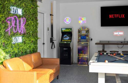 Heated Pool & Spa Mini Golf Bowling Game Room perfect for family - Photo 53