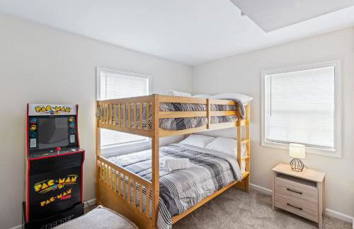 New Renovated 5BD Home with Hot Tub Sauna & Game Rm - Foto 11