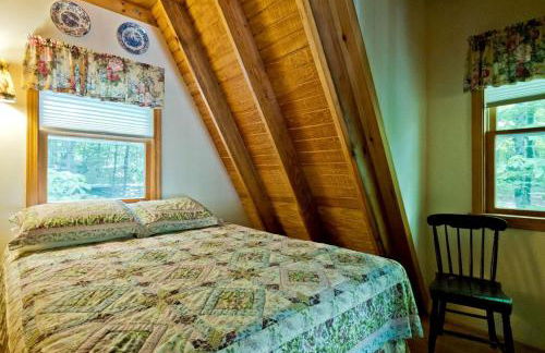 A-Frame Cabin Rental Set Alongside Sebago Lake on Frye Island, Maine - Foto 12