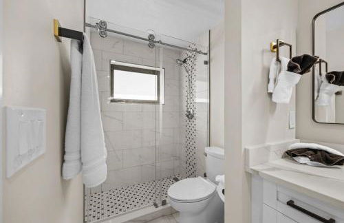 Luxe Pool Home minutes from the beach! - Photo 11