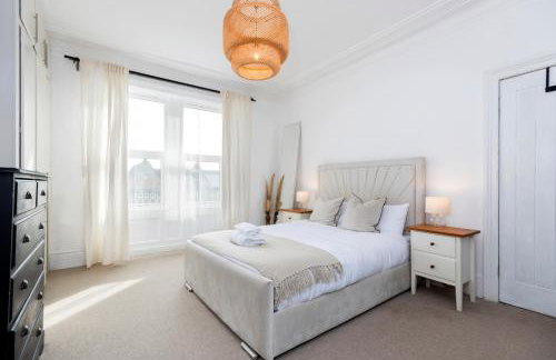 Bright & Comfortable 4-Bed Home 9 mins from Newcastle City Center - Free Parking - Foto 3