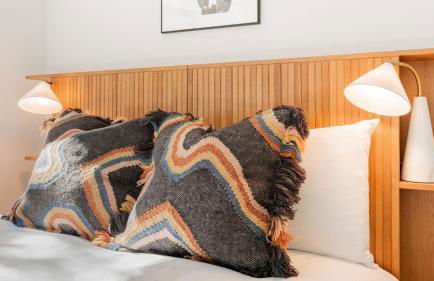 6BDR Luxe Pool Retreat • City Views Ping Pong Foosball Guest House Henley - Foto 41