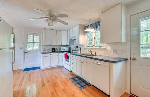 Becket Home with 3-Season Porch Walk to Lake Access - Foto 8