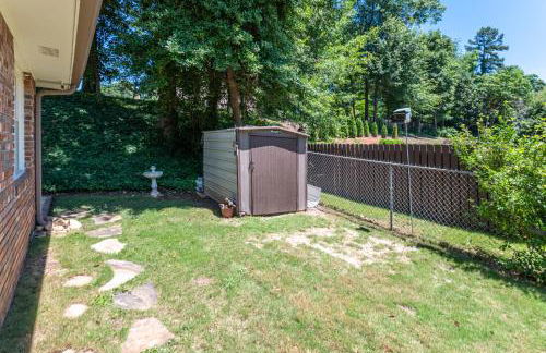 Fully Fenced Rustic Home Minutes From Truist Park - Foto 28