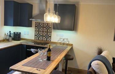 New city flat, 3 x double bed en-suite bedrooms, private kitchen & lounge, free private parking & own workspaces - Foto 17