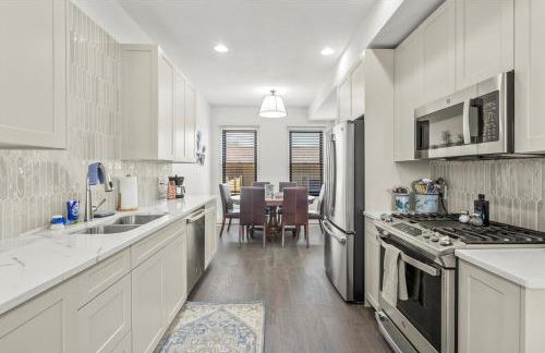 Brick Beauty Downtown, 3BR, Fenced Yard, Garage! - Foto 15