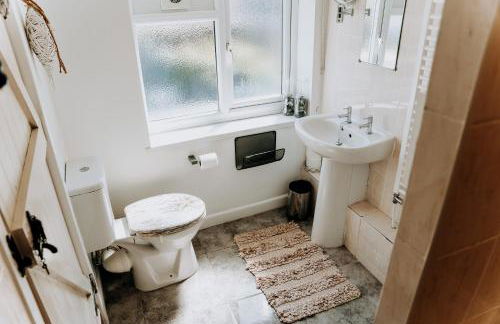 Hamilton Lodge - Cottage sleeps 8 - Photo 13