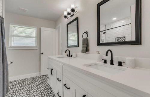 Gorgeous Sunny Home for Big Groups w Private Pool - Foto 35