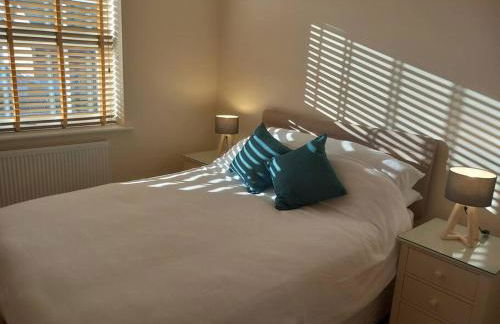 Spacious 2 double bed apartment - Free Parking - Central Beeston location - Foto 2