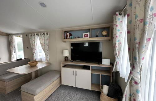 Your Seaside Escape at St Osyth Modern caravan with decking and wifi and parking Nr to Clacton on Sea - Foto 12