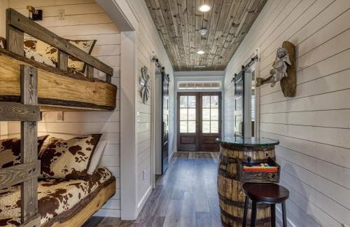 Lazy River Cabin, River Front, Hot Tub, WIFI, 560 in FREE Attraction tickets each paid day! - Foto 14