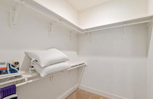 Upscale 2BR Near Regions Field n Park - Foto 9