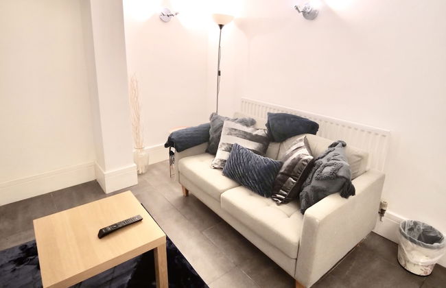 Lovely 6 bed Property Located Within Dudley - Foto 10