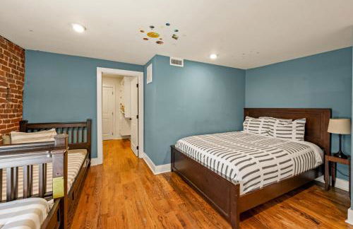 Modern 3BR Condo Walk to Downtown and UT with Parking - Foto 28