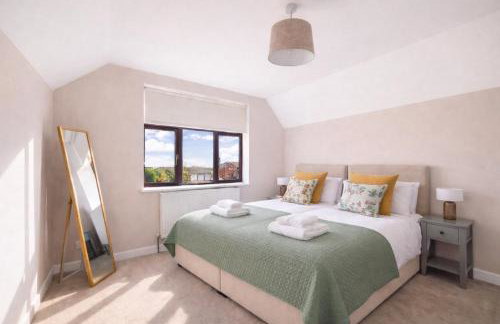 Meadow House with Driveway Parking, Spacious Garden, Fast Wifi and Smart TVs by Yoko Property - Foto 12