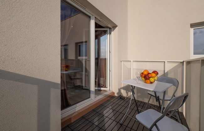 Modern Studio With Balcony by Renters - Photo 21