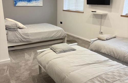 Modern Large 4-Bed Property sleeps 10 in Abergele - Photo 7