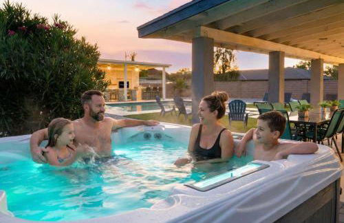 Backyard Oasis Heated Pool Game Room Gazebo - Foto 8