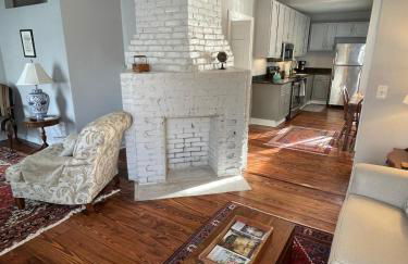 HISTORIC DOWNTOWN KING BED COTTAGE- PARKING and PATIO - Foto 11