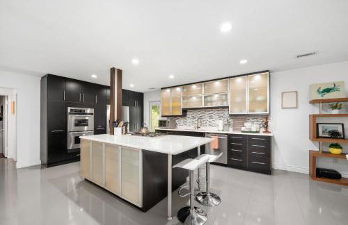 UF SUNSHINE HOUSE - Patio & BBQ - Chef Kitchen - EV Car Station - Upscale Neighborhood! - Foto 7