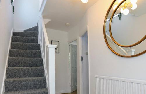 Aisiki Stays Apartments at Hillingdon, 3-Bedroom & 2-Bathroom, Pet-Friendly House with Garden, King or Twin Beds with Free WiFi and Parking Space - Foto 15