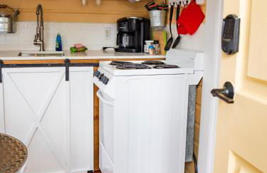 Cottage 11 - Double Queen Beds plus Child Loft w 2 Twins Private Bath & Kitchenette Pets Allowed Fee applies - Photo 4