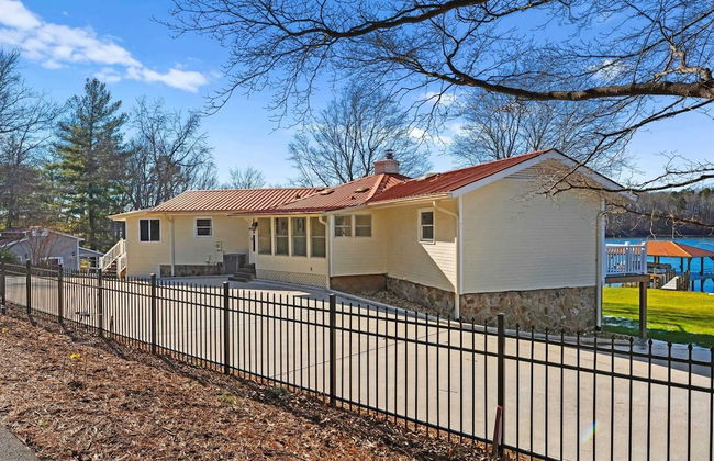 Pleasant Cove Waterfront Getaway With Fire Pit, Deck, and Lake Views - Foto 6