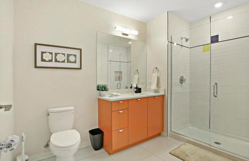 Elegant 2BR Apartment with In-Unit Laundry - Sheridan 102 - Photo 10
