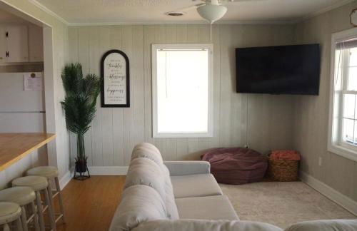 Waterfront, dock, Hot tub, kayaks, King Bedroom with amazing views, RELAXATION, 2 miles to the beach - Foto 38