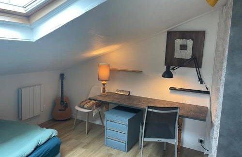 Chambre calme au dessus d'un atelier, kitchenette, douche et toilettes dédiées - Foto 1