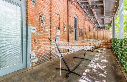 100 Year-Old Historic Brick 2BR Loft & Large Patio & Hammocks & High Ceiling - Foto 53