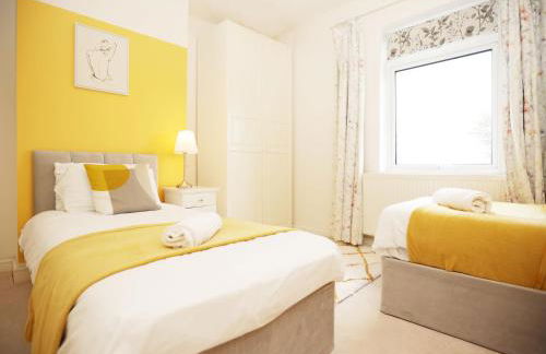 Mount Rd By N And N Stays Contractor Friendly 4 Bed House With Large Driveway, Bath - Photo 9