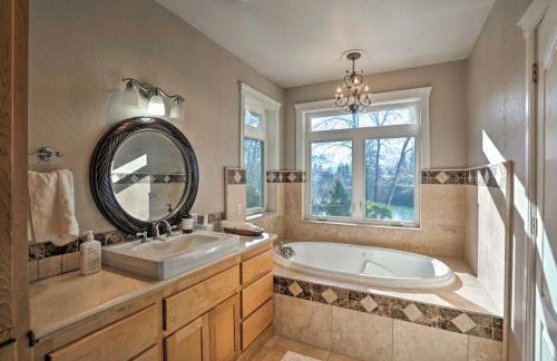 Luxe Getaway with Riverfront Views in Grants Pass! - Foto 20