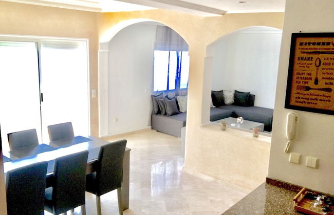 Luxurious Apartment with Private Garden - Photo 11