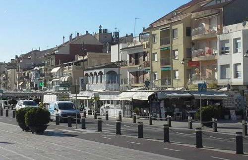 50 m de la plage! Proche du centre ville! Piscine! Vue sur mer et montagnes! Wifi! 2 vélos à disposition! - Photo 48