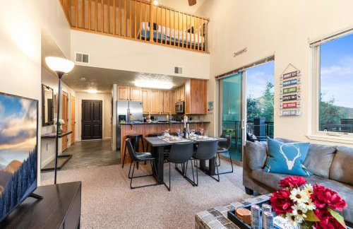 KBM Resorts Crestview Condos Spacious condo near Olympic Park with gas fireplace year-round pool hot tub city wide shuttle access. CVC-308B - Foto 11