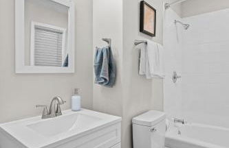Sleek 3 BR home with self check in Private! - Foto 7