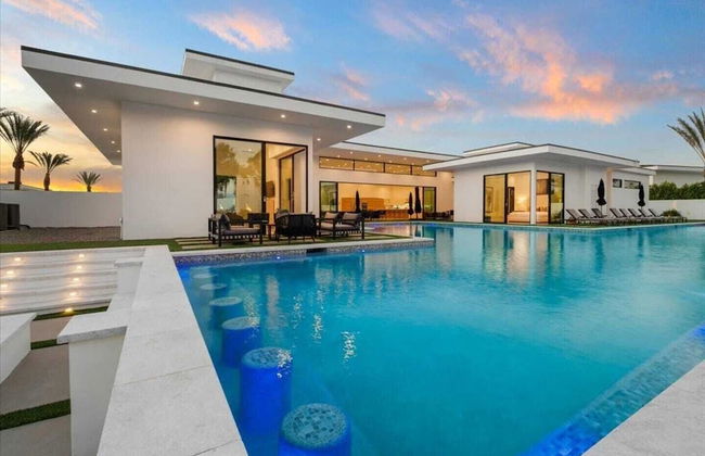 Sleeps 20 7-bedroom Villa w/ Pool, Putting Green & Hot Tub Bravo Villa #11 by Avantstay - Foto 4