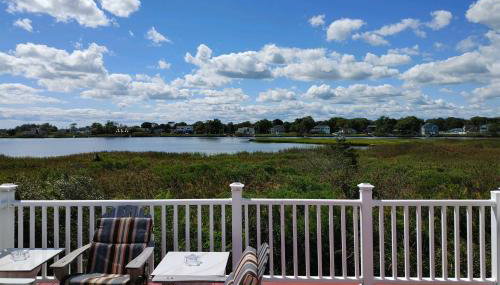 Waterfront Home with Large Deck and Dock on Narrow Bay - Foto 2