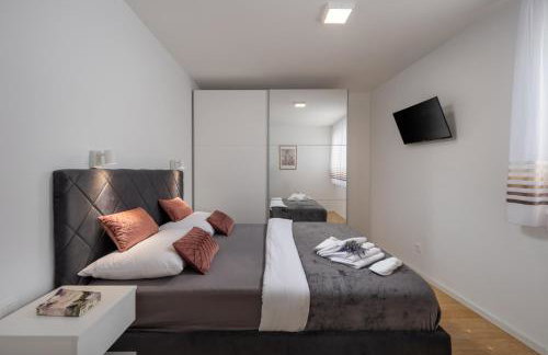 Luxury apartment Marco Polo with a private swimming pool with salt sea water - Foto 25