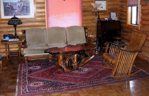 Traditional Log Cabin Rental with Deck in the Pine Forests of Columbus, Montana - Foto 2